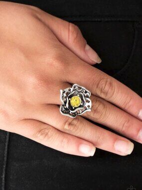 Paparazzi Jewelry Accessories - Glowing Gardens - Yellow Ring - Vintage